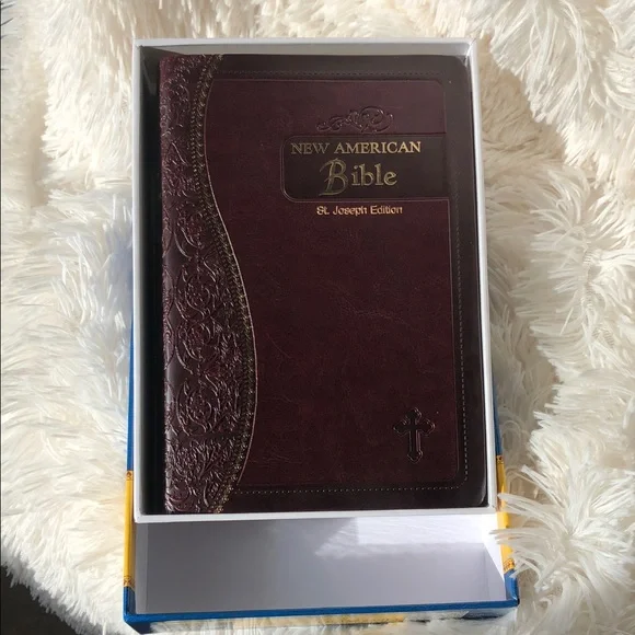 Elegant maroon Leather Bible - Picture 4 of 9